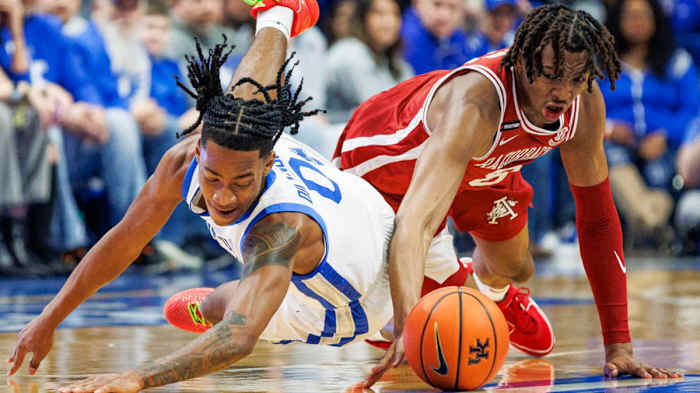 Razorbacks' Chandler Lawson battles for a loose ball against Kentucky's Rob Dillingham